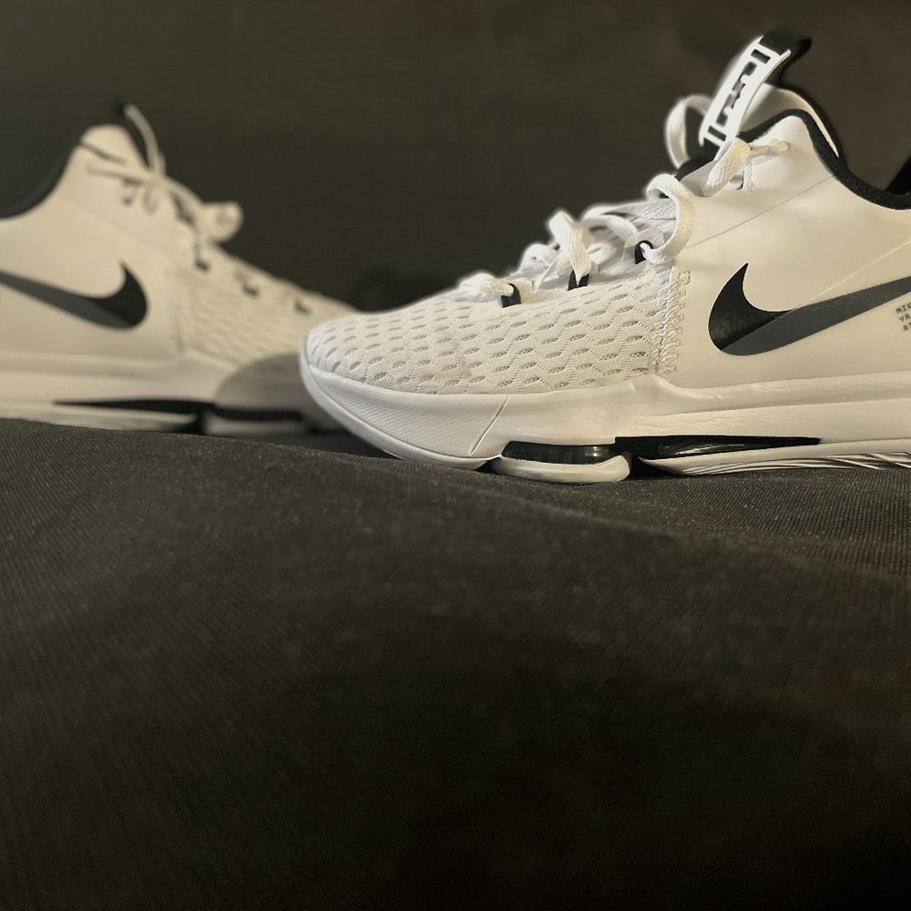 Nike lebron witness 5